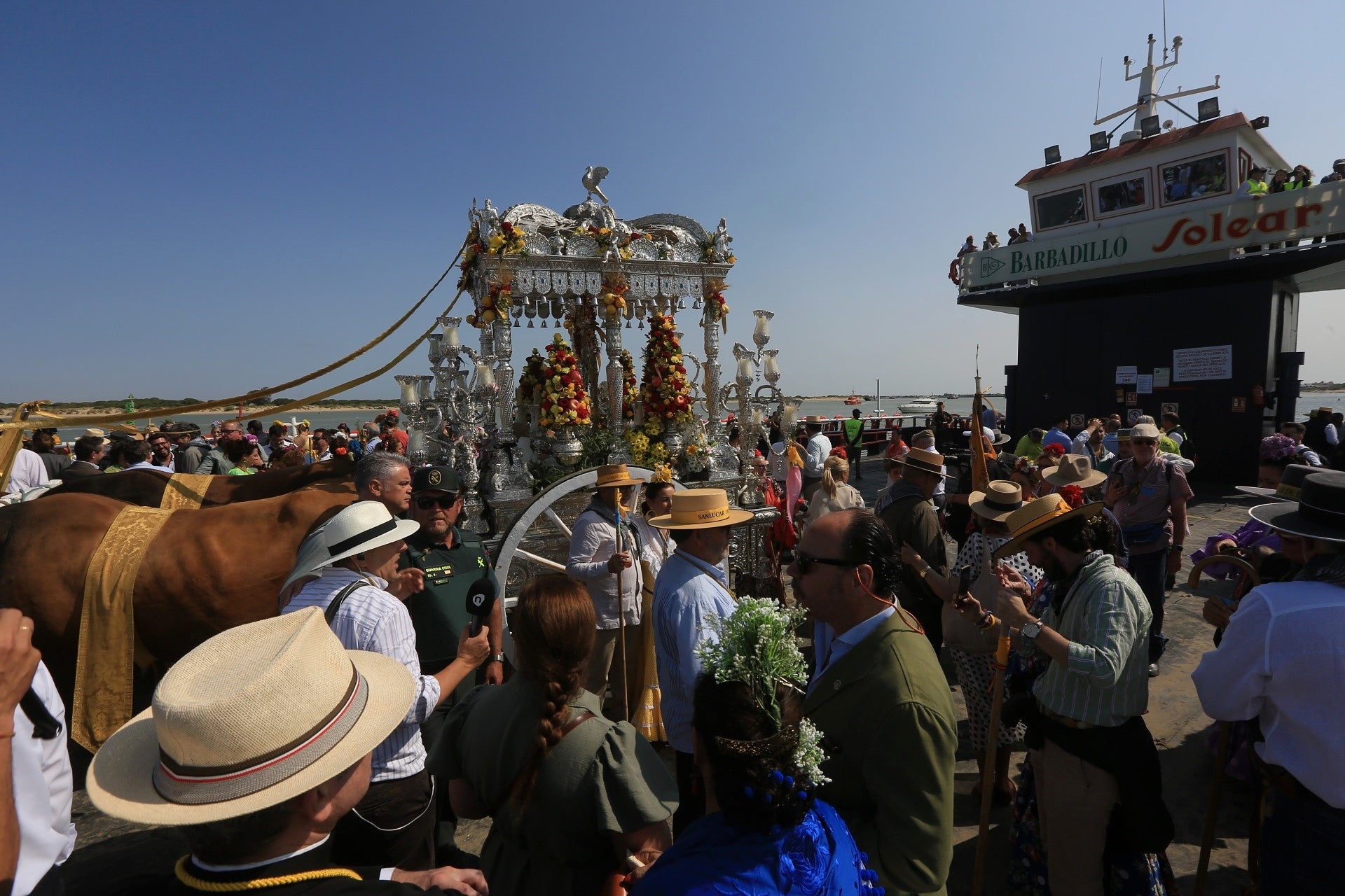 Fotos: Día grande en Bajo de Guía con el embarque de la hermandad de Sanlúcar