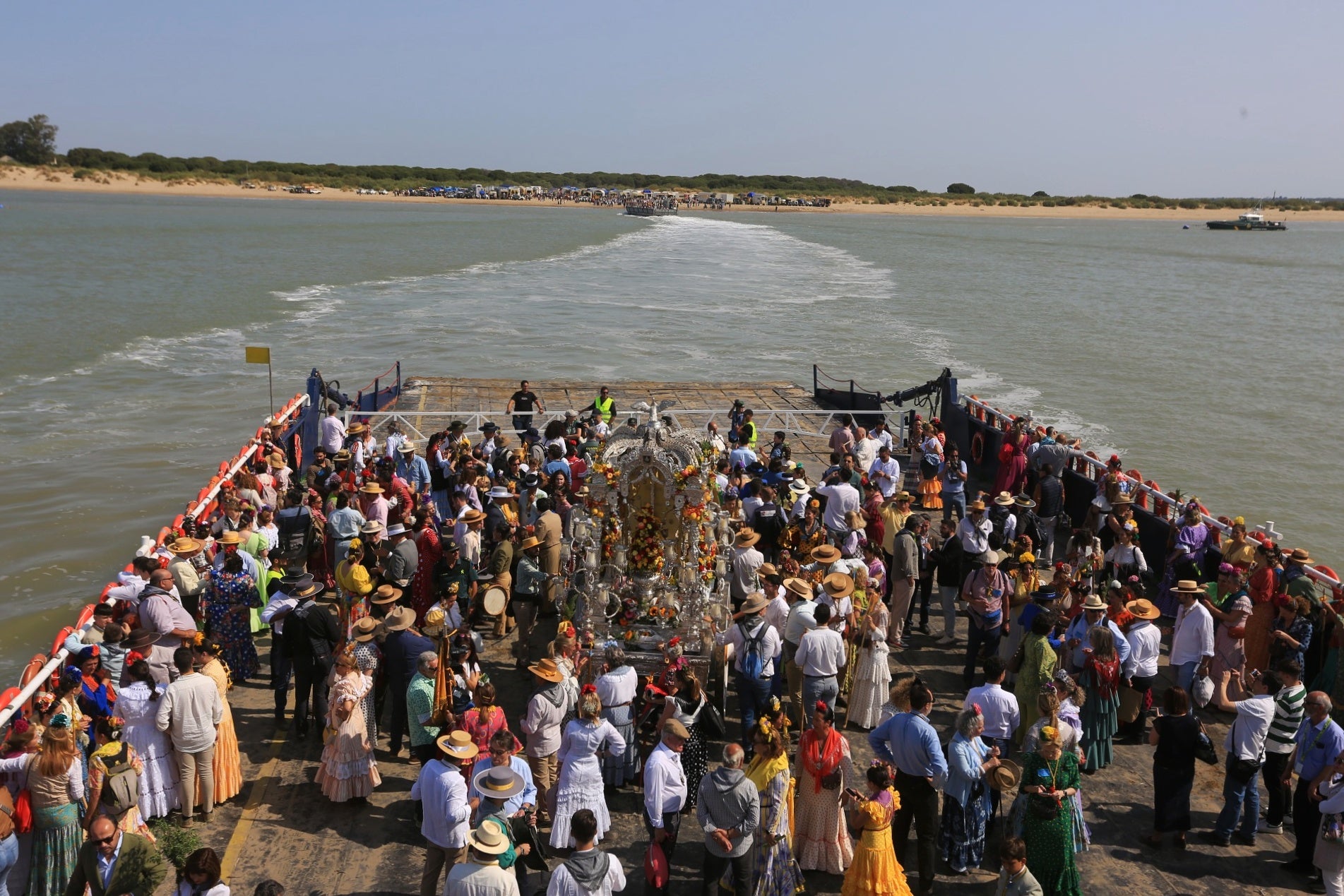 Fotos: Día grande en Bajo de Guía con el embarque de la hermandad de Sanlúcar