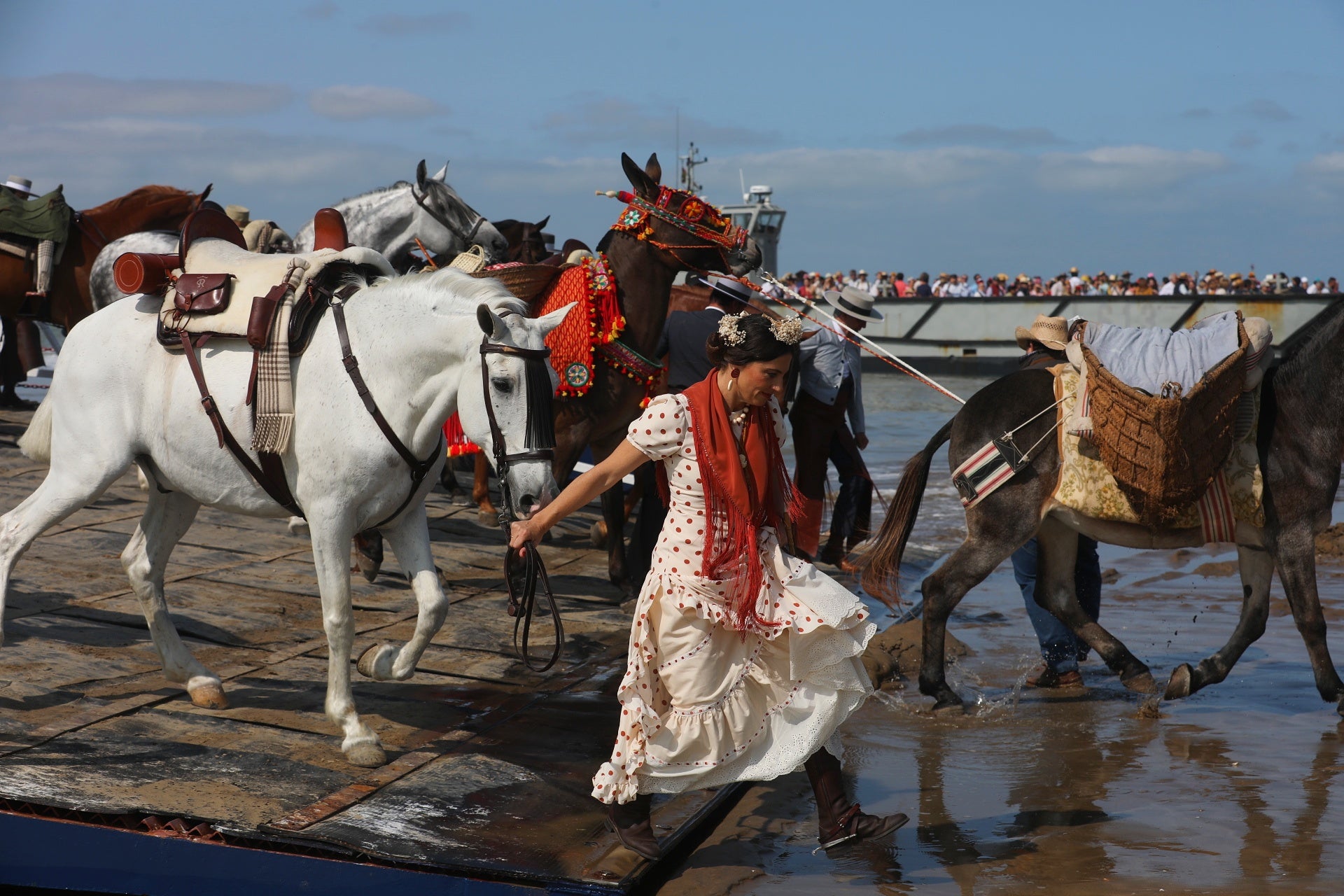 Fotos: Día grande en Bajo de Guía con el embarque de la hermandad de Sanlúcar