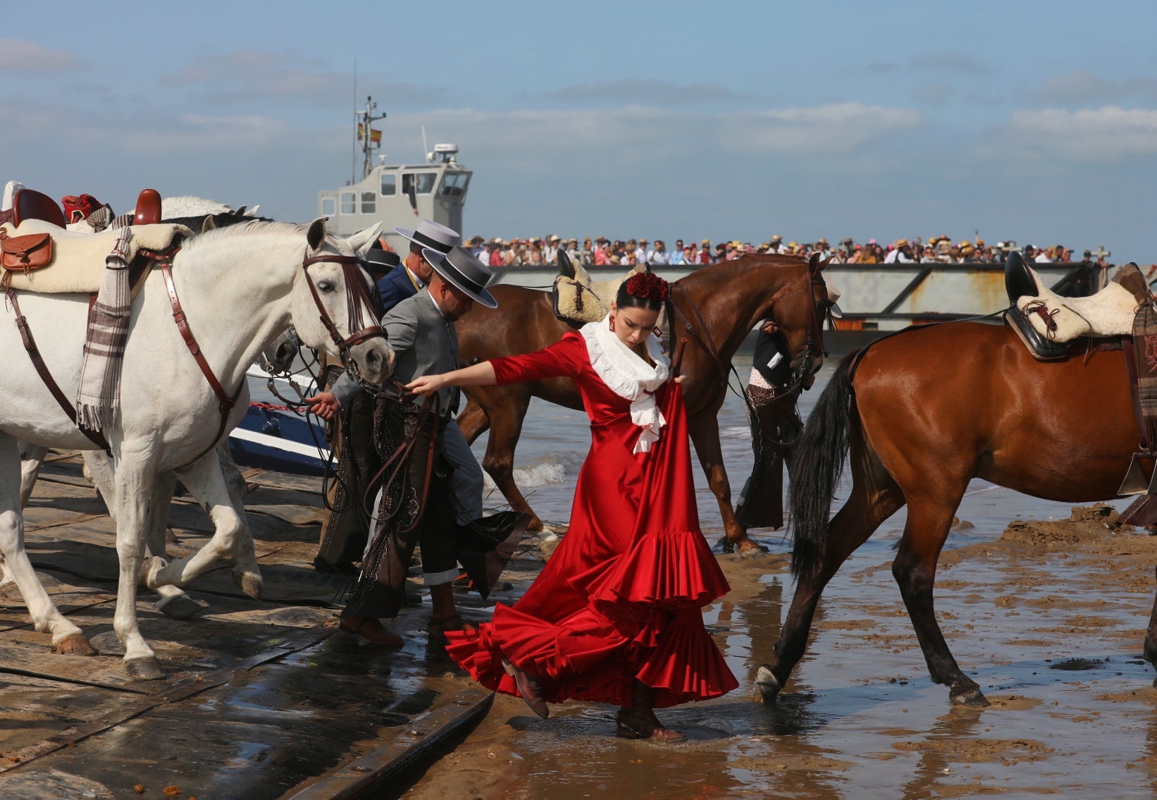 Fotos: Día grande en Bajo de Guía con el embarque de la hermandad de Sanlúcar