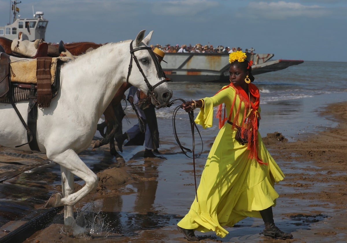 Fotos: Día grande en Bajo de Guía con el embarque de la hermandad de Sanlúcar