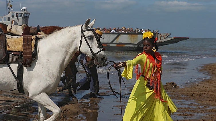 Fotos: Día grande en Bajo de Guía con el embarque de la hermandad de Sanlúcar