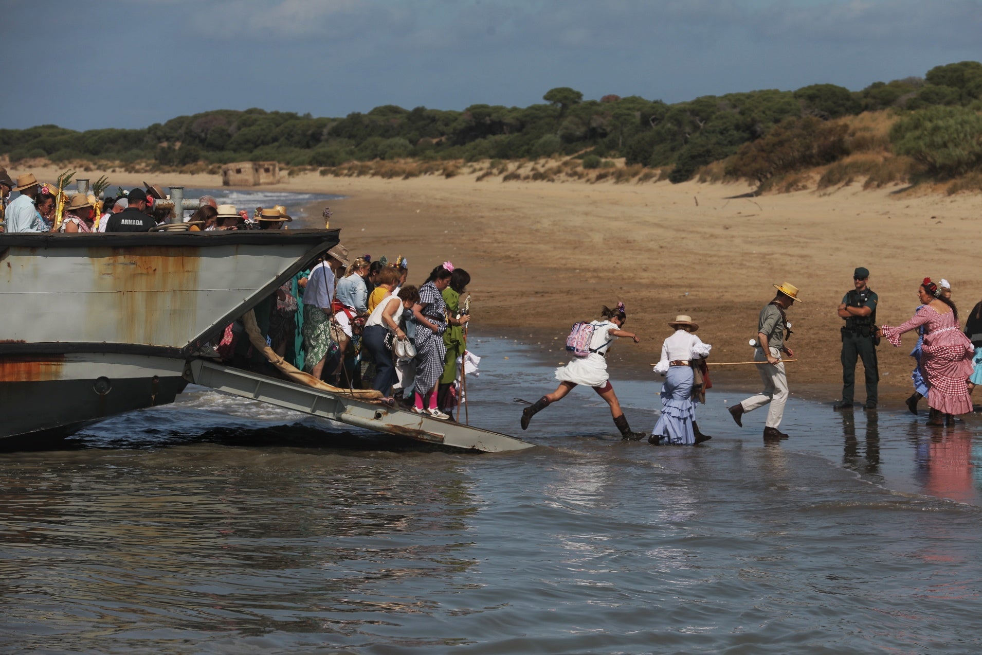 Fotos: Día grande en Bajo de Guía con el embarque de la hermandad de Sanlúcar