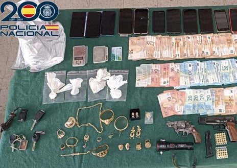 Imagen secundaria 1 - Prisión para una pareja de Chiclana que utilizaba a sus hijos menores para la venta de cocaína, heroína y rebujito