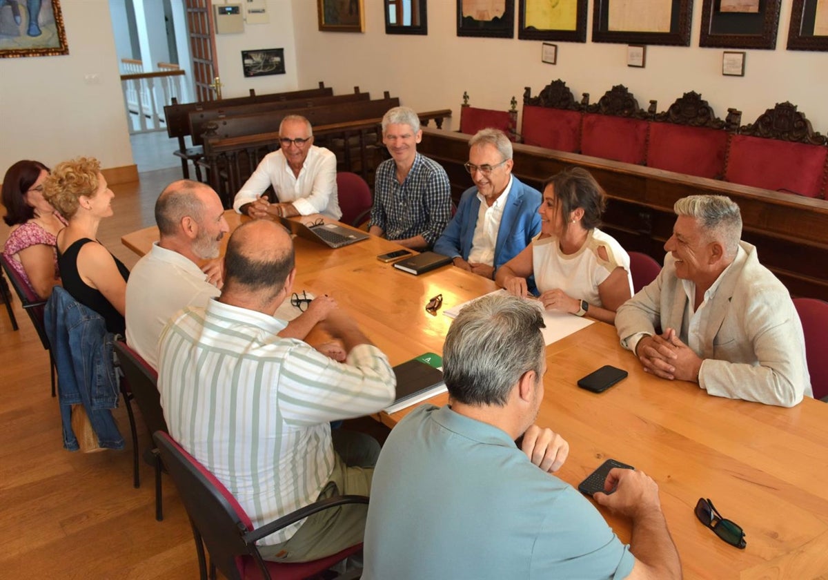 Reunión de la consejera de Sostenibilidad y Medio Ambiente, Catalina García, en Tarifa.