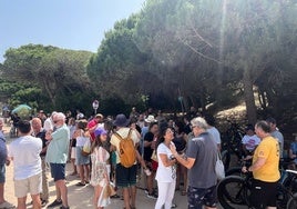 Más de un centenar de personas alzan sus voces en defensa de la playa de Los Caños
