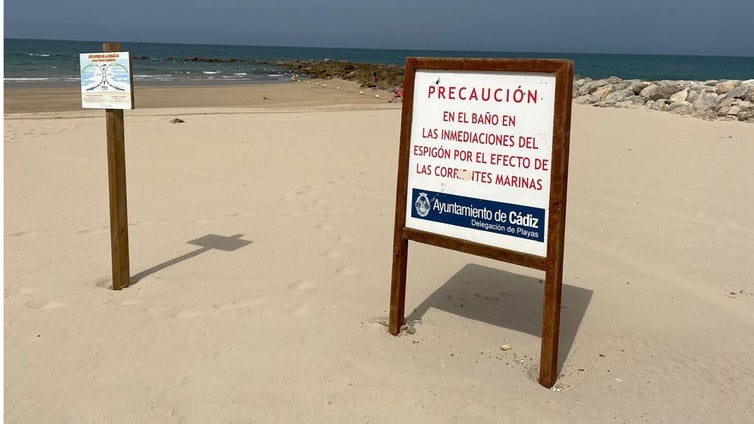 El Ayuntamiento de Cádiz insiste en respetar las zonas de baño tras una tarde trágica