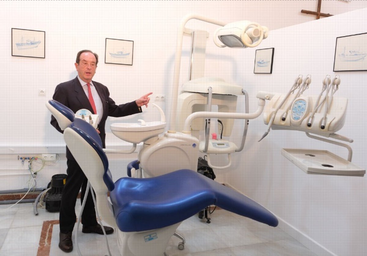 Antonio Castaño en la zona de gabinete dental de Caballeros Hospitalarios en Cádiz