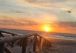 Esta es la playa de Cádiz a la que tienes que ir si quieres ver atardeceres mágicos este verano