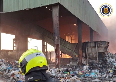 Imagen secundaria 1 - Incendio en la planta de reciclaje de Las Calandrias en Jerez: Bomberos aclaran que el humo no es tóxico ni genera riesgos