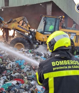 Imagen secundaria 2 - Incendio en la planta de reciclaje de Las Calandrias en Jerez: Bomberos aclaran que el humo no es tóxico ni genera riesgos