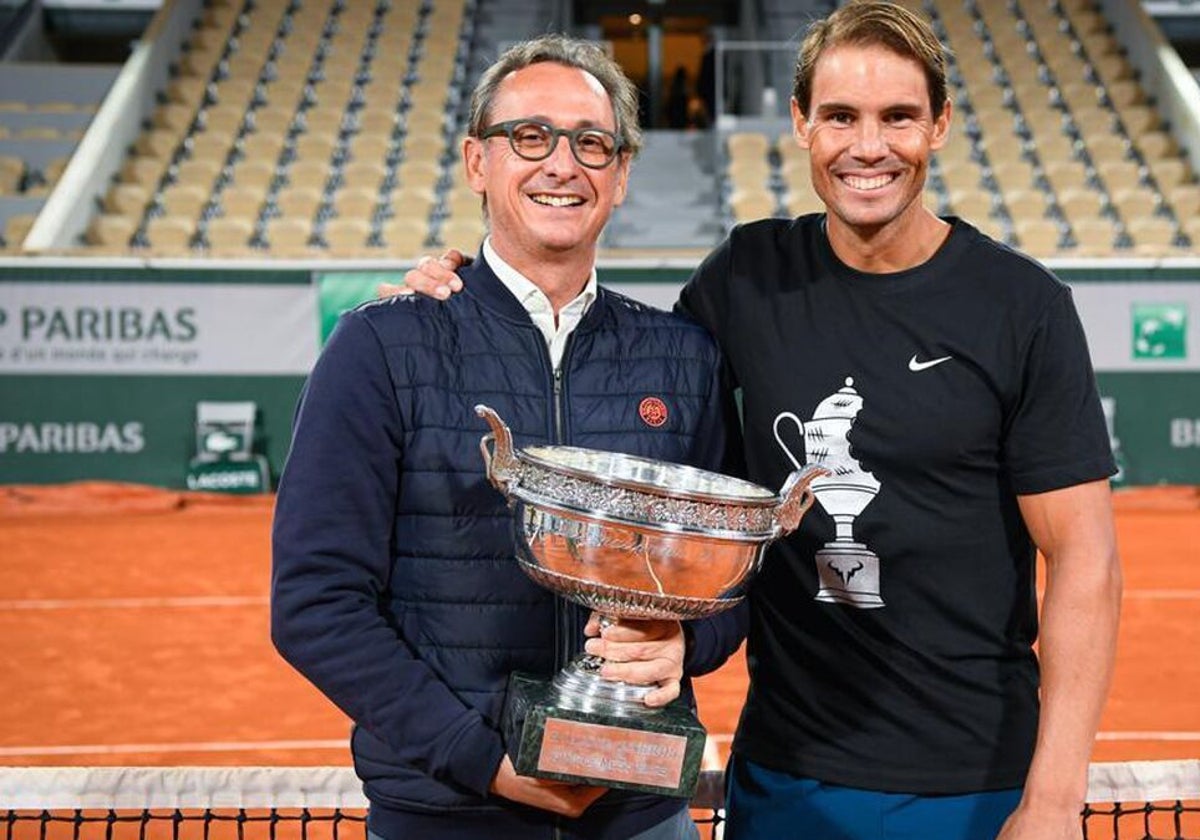 Benito Pérez Barbadillo junto a Rafa Nadal con el último título de Roland Garros del manacorí