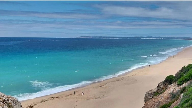 La playa paradisíaca de Cádiz que tiene aguas cristalinas, piscinas naturales y a la que llegas por una escalera