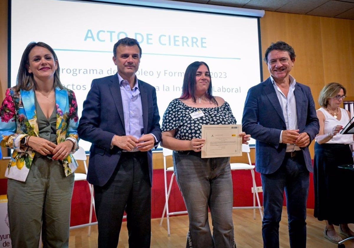 Junta y Ayuntamiento de Cádiz clausuran dos programas de empleo para jóvenes y desempleados de larga duración