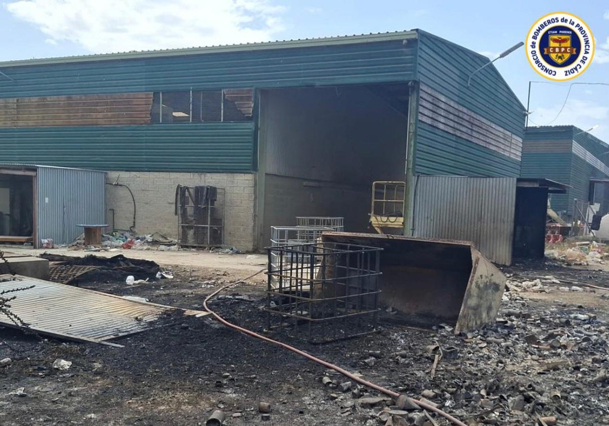 Extinguido el incendio de la planta de reciclaje de Las Calandrias