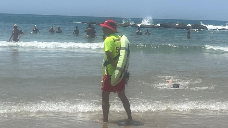 Peligro en el mar: dos ahogados en Cádiz obligan a reforzar la vigilancia en la playa de Santa María del Mar