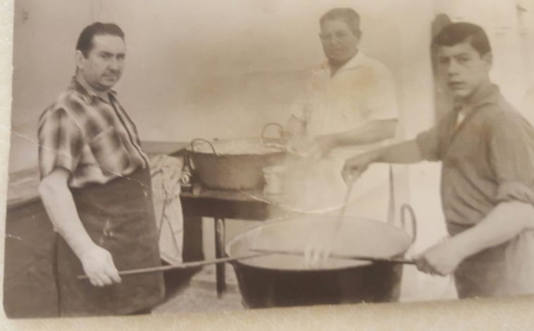 Imagen principal - Foto 1. De izquierda a derecha, Fernando Cosme (Bar Stop), el padre de Manolo, Juan, y Manolo, en su la Buñuelada que se dio para inaugurar la piscina muniicipal de Cádiz. Foto 2. La madre de Manolo, Ana, despachando tortillitas de camarones, con su hijo, de espaldas. Foto 3. Madre e hijo, a finales de ls 70, en los puestos de churros de la plaza..