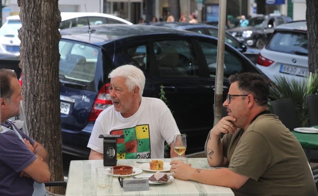 Un momento de la charla a tres bandas celebrada en la terraza del Bohemia.