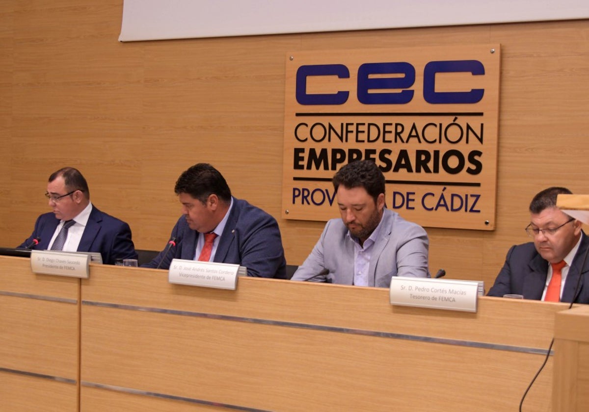 En el centro, el presidente de la CEC, Andrés Santos, con miembros de Femca