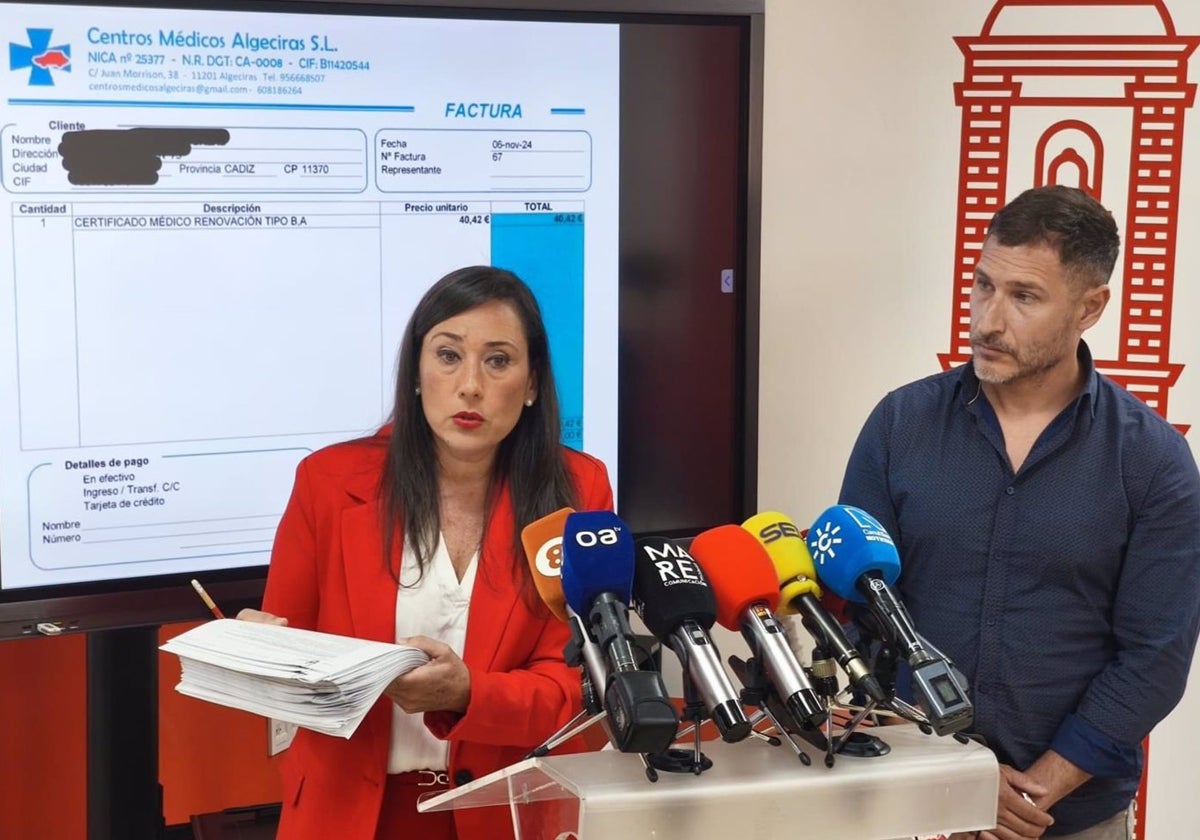 La secretaria general del PSOE de Algeciras y portavoz del Grupo Municipal Socialista, Rocío Arrabal, junto al secretario de organización de la Ejecutiva local y viceportavoz, Fran Fernández