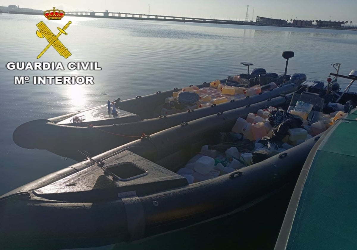 Incautan dos embarcaciones semirrígidas y más de 500 petacas de combustible para narcolanchas en Barbate