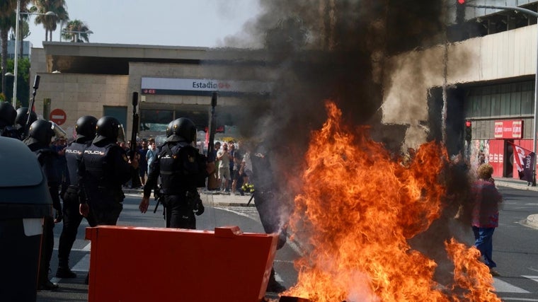 Barricada en llamas en la Avenida de la Sanidad Pública