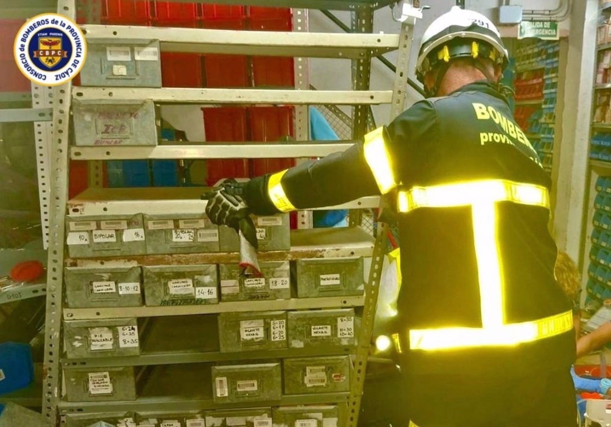 Los bomberos retiran el material de la estantería