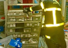 Fallece un trabajador en San Fernando al caerle encima el material de una estantería