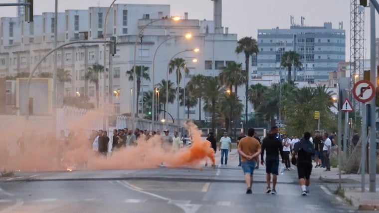 Los trabajadores del Metal llegan a la entrada de Navantia Cádiz