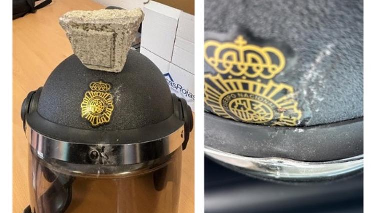 Imagen del casco del agente de la UPR que recibió el impacto del adoquín