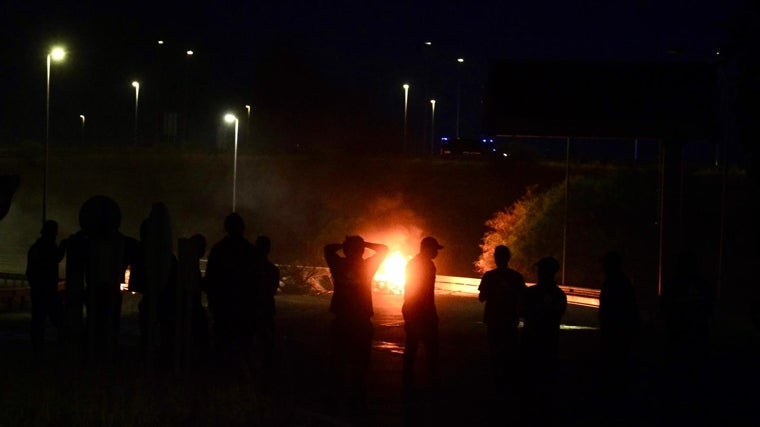 Barricada en llamas en la entrada de Alestis, en Puerto Real