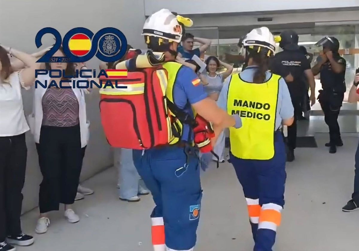 Sanitarios en un simulacro de atentado en Puerto Real