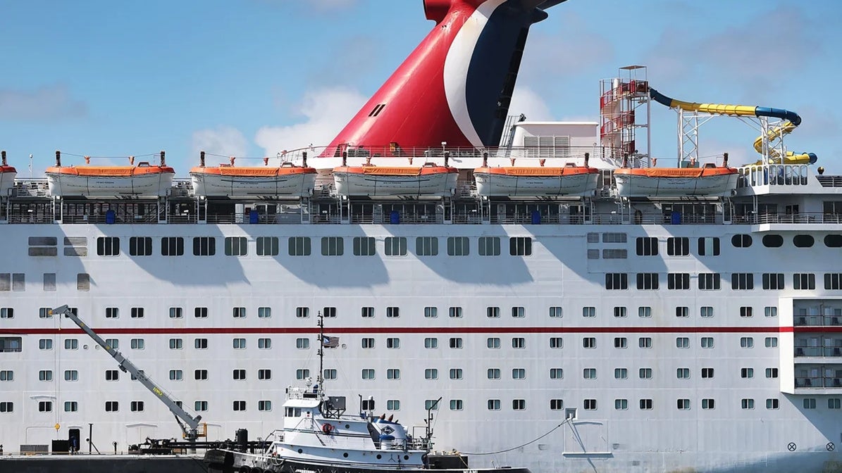 Imagen del crucero de Carnival en el astillero de Cádiz
