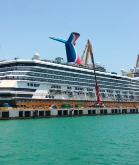 Imagen secundaria 2 - El crucero 'Liberty' se encuentra en el astillero de Cádiz desmontado y con andamios. La obra está a medio terminara, pero la compañía ha dado tres días a Navantia para colocarlo de vuelta a casa
