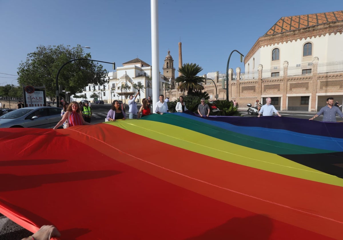 Despliegue de la bandera en Cádiz