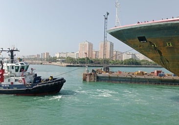 Momento en el que los prácticos remolcan el barco para su salida del dique