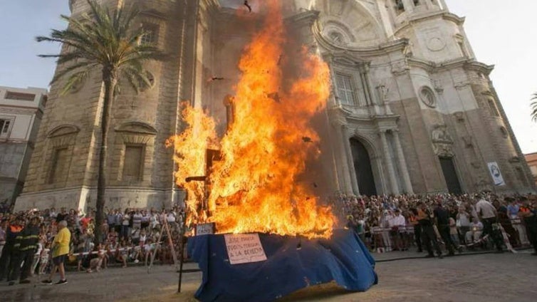 Cádiz celebra este lunes la Noche de San Juan con la quema de cinco Juanillos