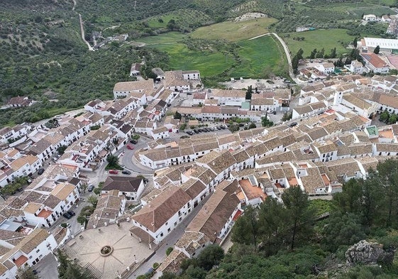 Zahara de la Sierra se convierte en «un auténtico bosque» para la procesión del Corpus, con 525 años de historia