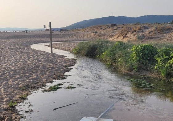 Ecologistas celebran una denuncia penal de la Fiscalía por vertidos de aguas residuales en Tarifa