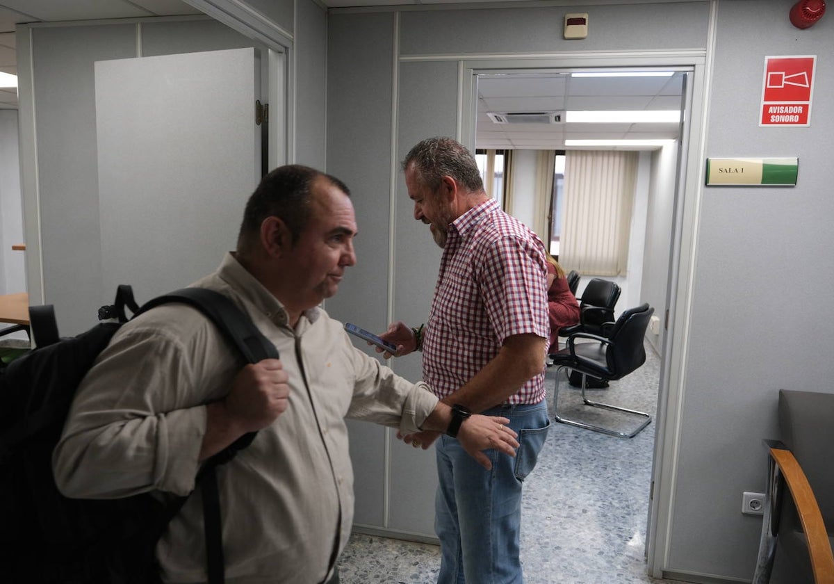 José Muñoz, de Femca, y Antonio Montoro, de UGT, en un receso de la negociación en el SERCLA