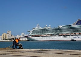 El crucero 'Ventura' evita el atraque en Cádiz por el conflicto del Metal