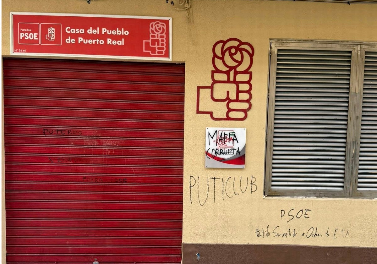 Así ha amanecido la sede del PSOE de Puerto Real este martes.