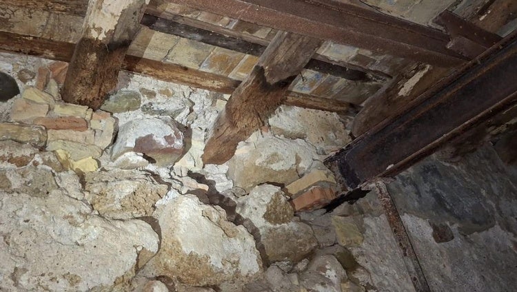 Desalojada una finca en la calle San Juan de Cádiz tras el colapso parcial del forjado del techo