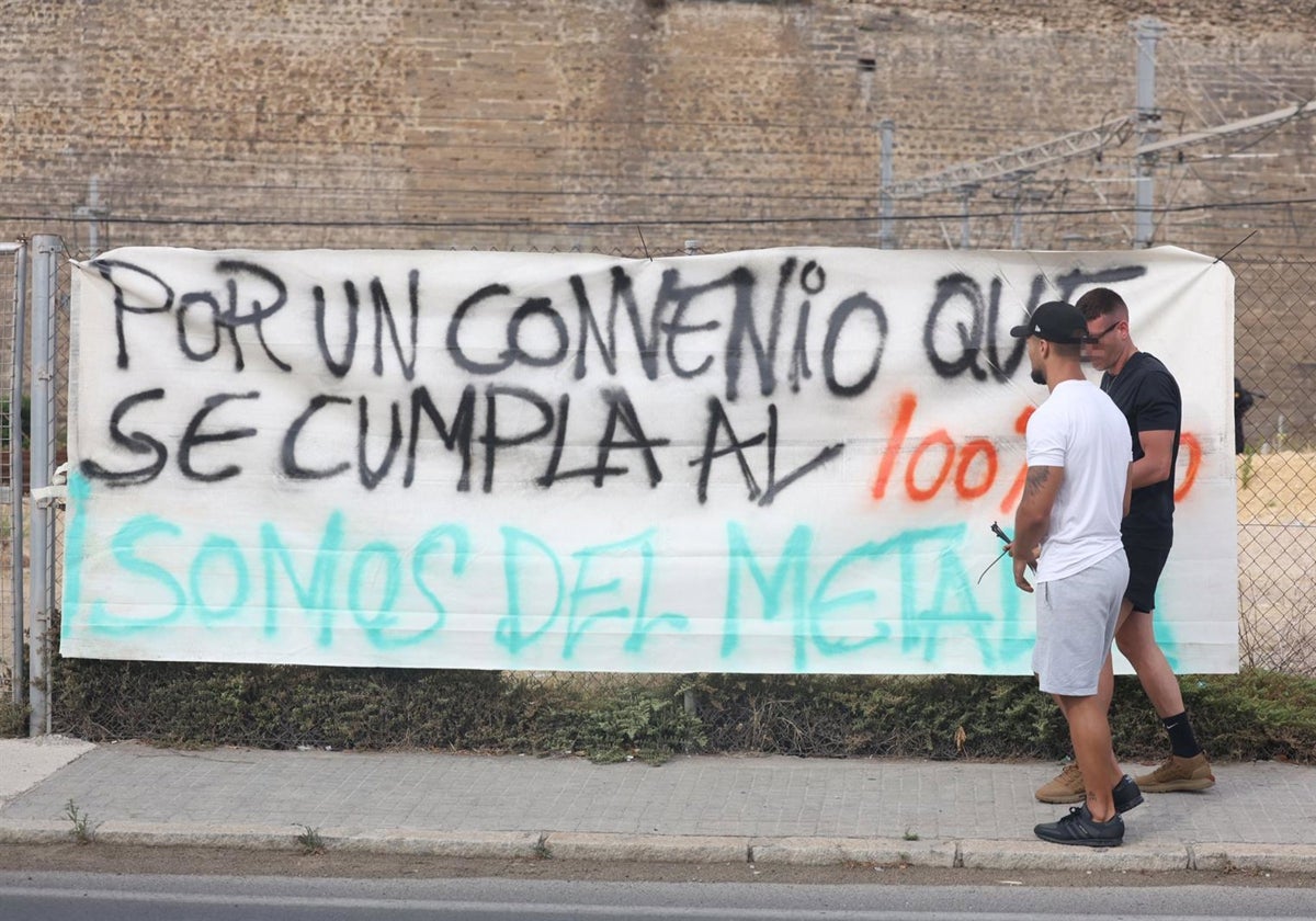 Una pancarta que reclama un convenio justo