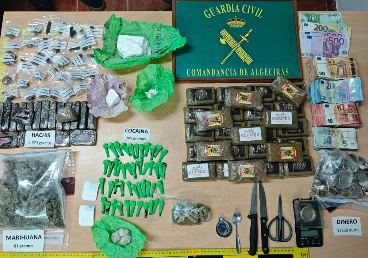 Dos detenidos al desactivar un punto de venta de droga en un comercio 24 horas.