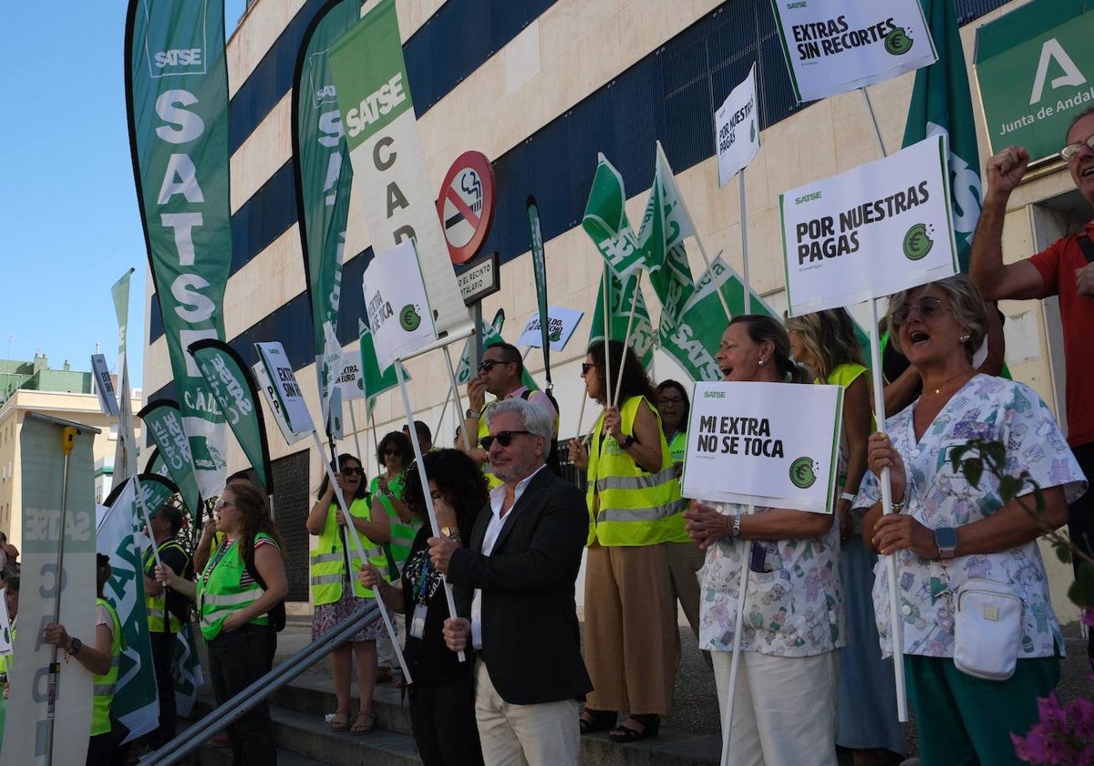 Manifestación de enfermeros y fisioterapeutas en Cádiz