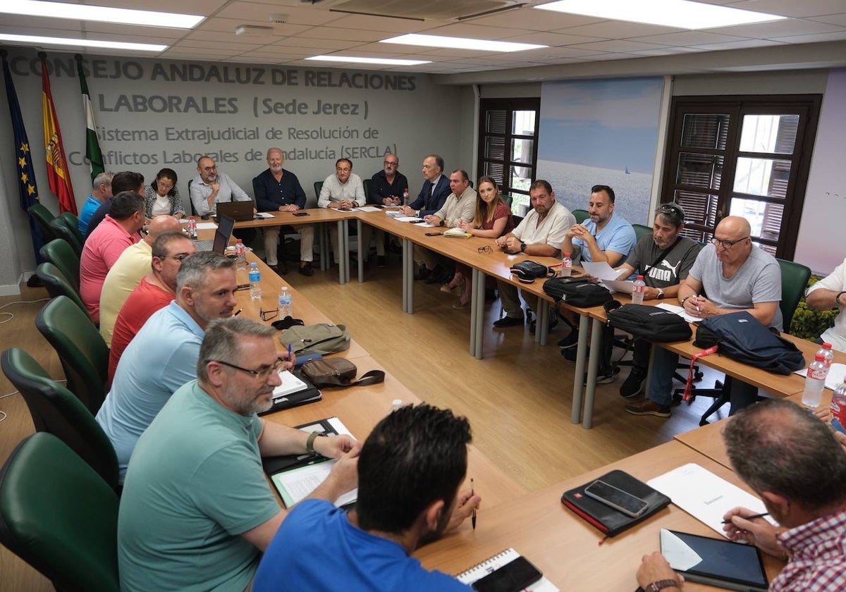 Imagen de una reunión entre la patronal y los sindicatos en el SERCLA en Jerez