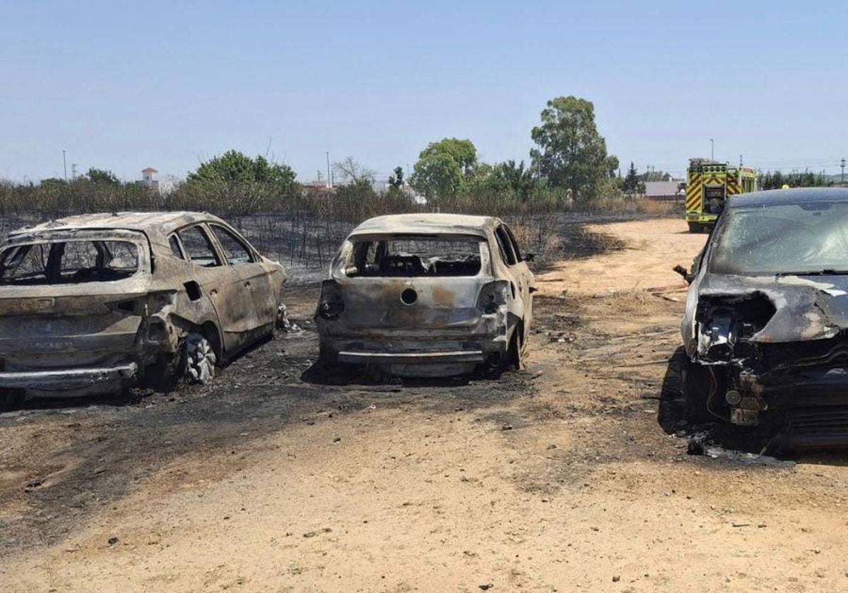 Vehículos calcinados en el incendio
