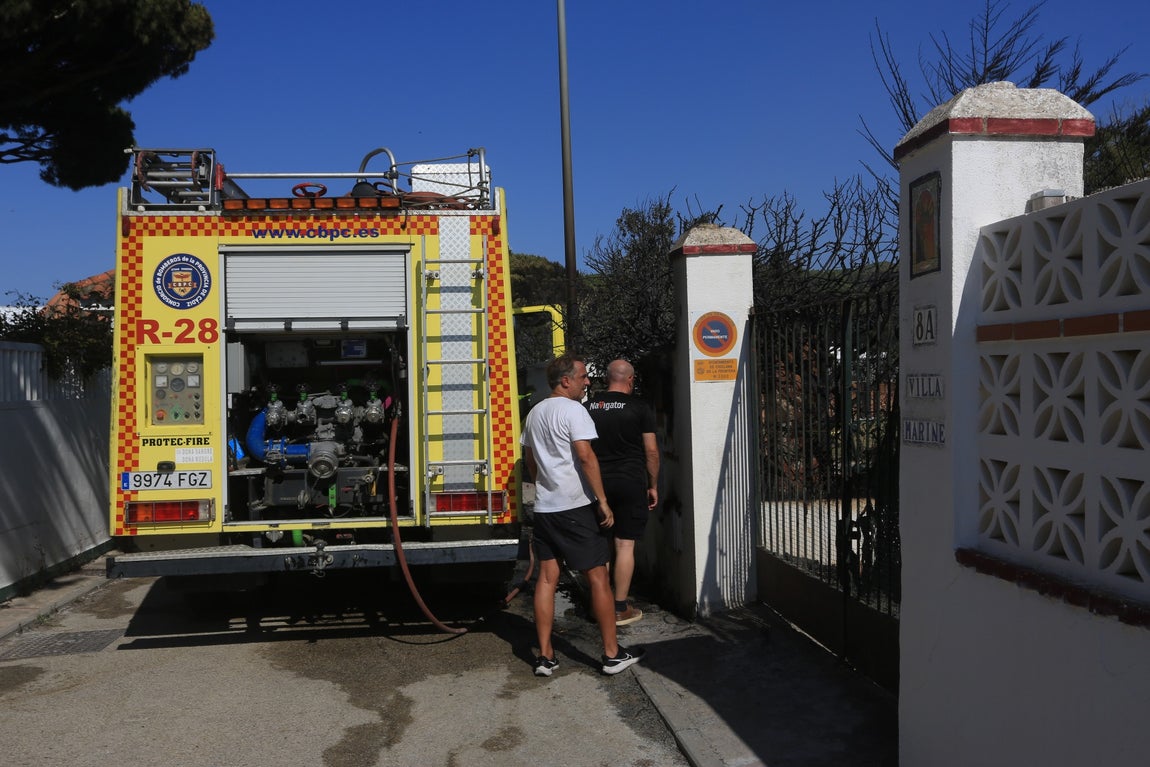 Fotos: Los vecinos se vuelcan para sofocar el incendio de Chiclana
