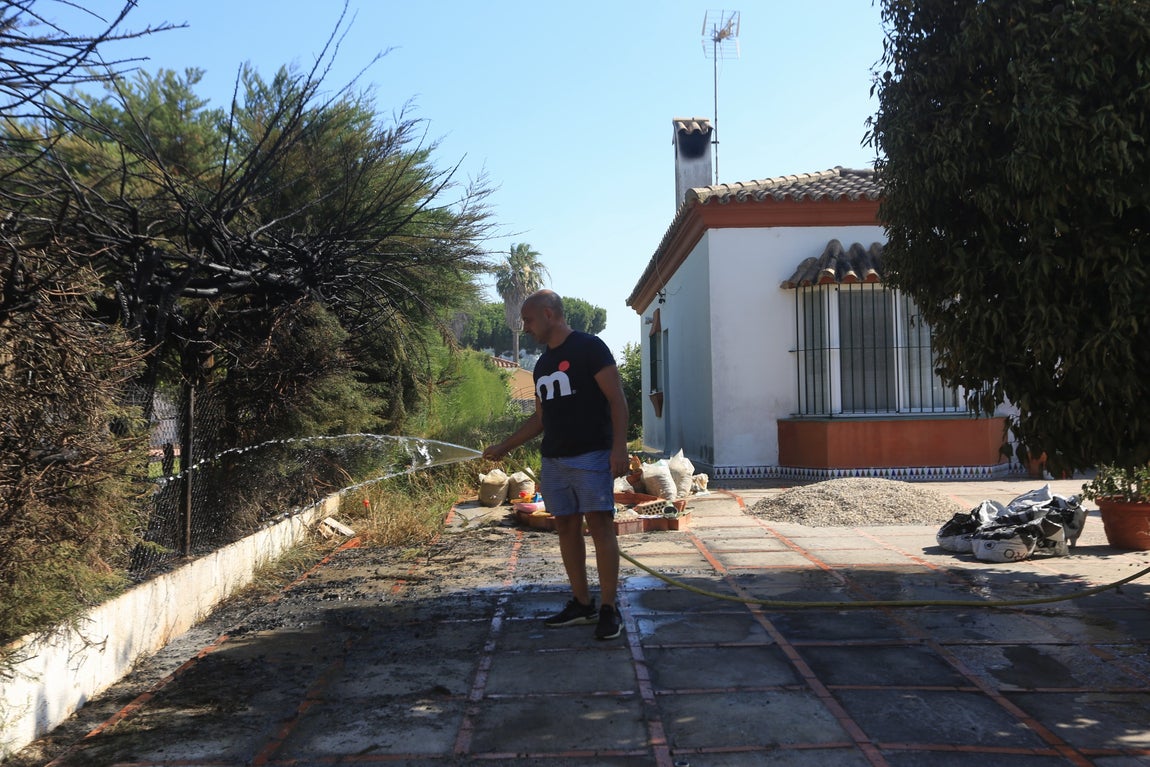 Fotos: Los vecinos se vuelcan para sofocar el incendio de Chiclana